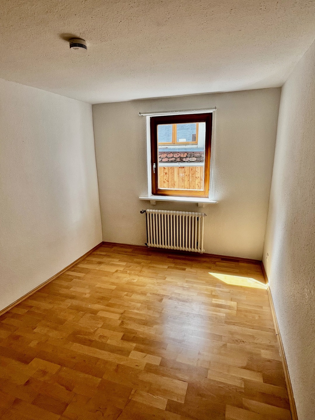 Zimmer mit Blick in den Hinterhof